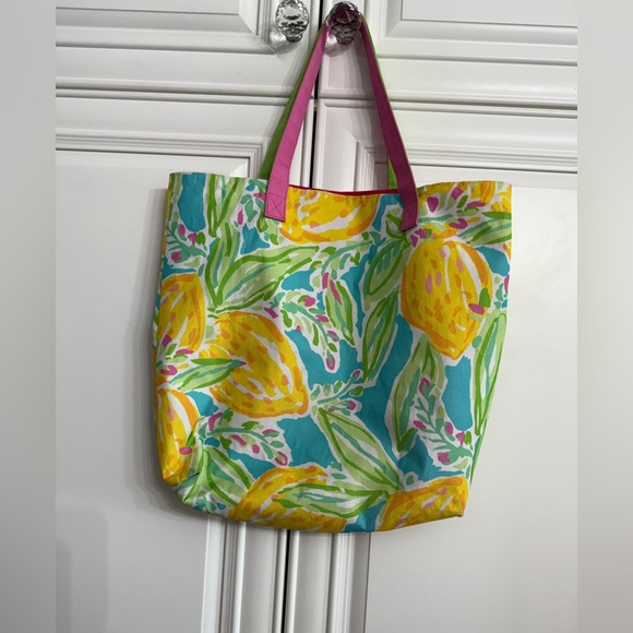 Lilly Pulitzer x Estée Lauder Tote Bag in Classic Pulitzer Colours and Pattern - Picture 4 of 11